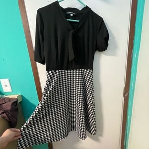 Black dress with white patterning. Size large. It has pockets!